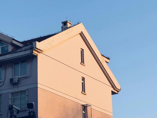 阳光下的多层居民住宅楼