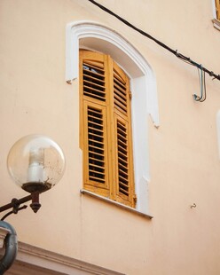 复古风格的木质百叶窗窗户