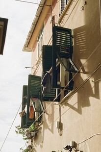 欧式建筑外的绿色百叶窗