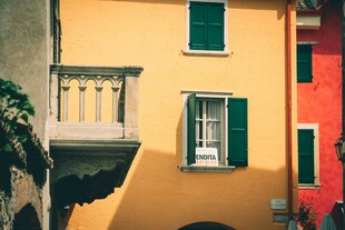 色彩斑斓的欧式建筑一角