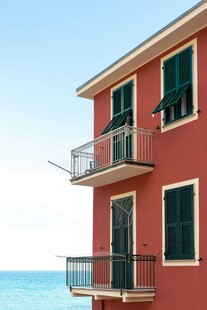 海边红墙双层建筑景观