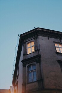 黄昏下的复古建筑一角