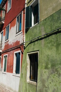 多彩墙面的老旧建筑一角