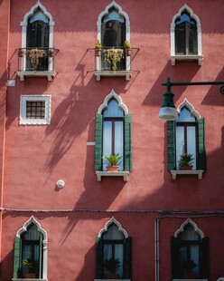 红墙建筑上的多彩窗户