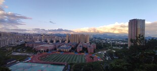 城市黄昏下的运动场景观