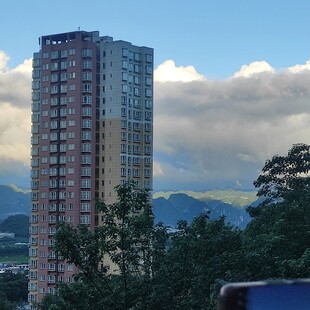 城市高楼与远山蓝天