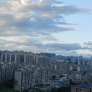 城市天际线与云端美景