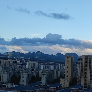 城市远景与天边山峦美景