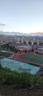 俯瞰校园操场与建筑景观