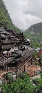 传统木质吊脚楼依山而建