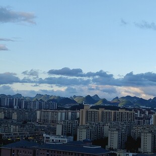城市天际线与远处山峦