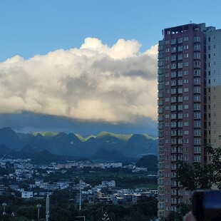 城市高楼与远山白云景观