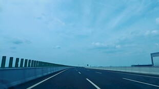 宽阔公路伸向远方