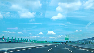 宽阔公路伸向蓝天白云