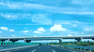 蓝天下的城市高架桥风景