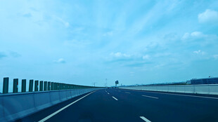 宽阔公路伸向远方