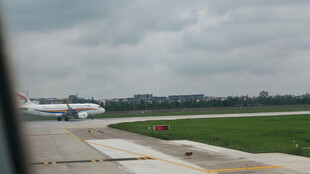 机场跑道上的飞机