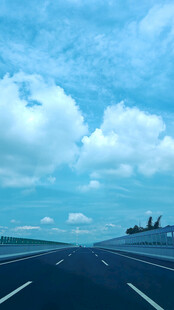 宽阔公路伸向远方