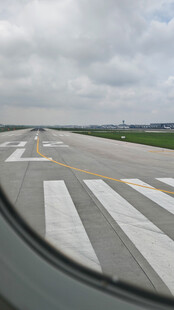 车内视角看机场跑道