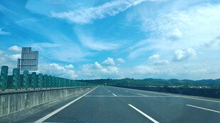 宽阔公路伸向远方