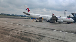 机场停机坪上的客机