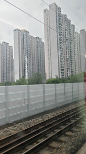 铁轨旁的高楼建筑群