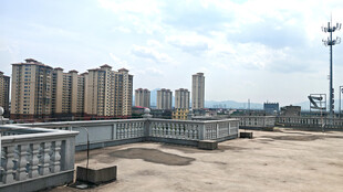 城市高楼与开阔平台景观