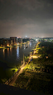 城市河畔璀璨夜景