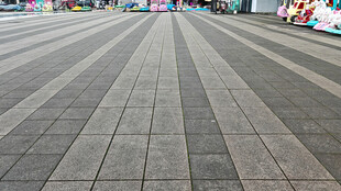 空旷整洁的城市广场路面