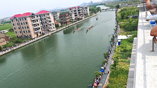 河畔民居旁的热闹河岸