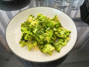 一盘翠绿西兰花