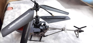 黑色遥控直升机模型展示