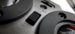 黑色机械部件特写