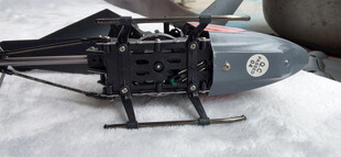 黑色模型直升机底部特写