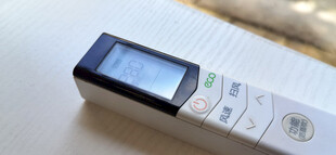 黑白相间空调遥控器特写