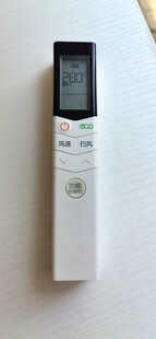 白色空调遥控器特写