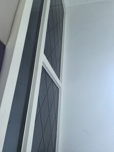 室内白色边框的黑色窗户