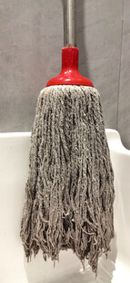 红色手柄的灰色拖把头