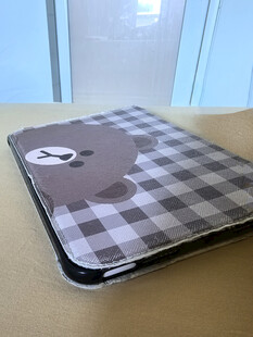 格子小熊图案的平板保护套