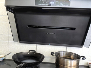 厨房中的抽油烟机与锅具