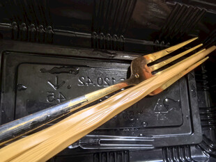 传统金属餐具盒中