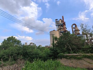 郊外废弃工厂与葱郁植被