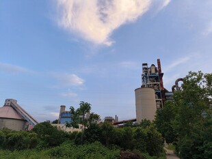 工厂旁绿意盎然的景致