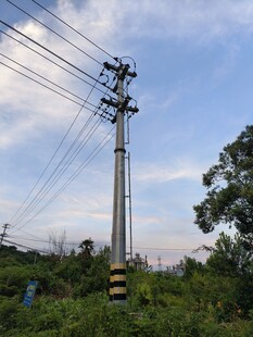 田野中的高压输电电线杆