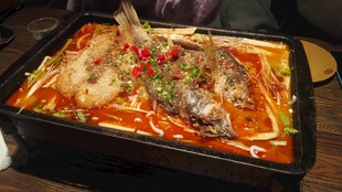 麻辣鲜香烤鱼诱人上桌