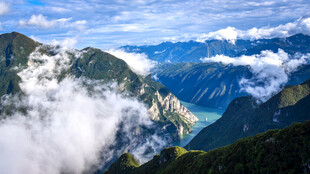 壮丽云海中的巍峨山脉