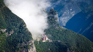 云雾缭绕的山间壮丽景观