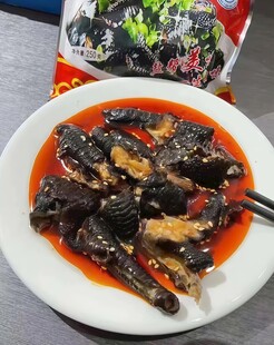 美味卤味鸡爪摆盘中