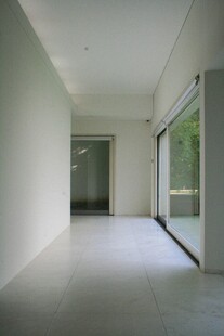 简约空旷的室内走廊空间