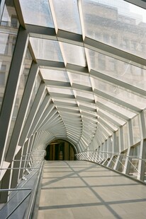 现代玻璃拱形通道景观